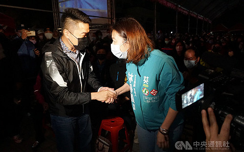 台中立委補選 顏寬恒林靜儀同場握手加油