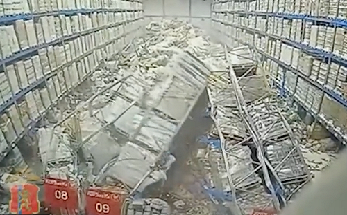 俄國賣場貨架崩塌！員工轉身閃避 卻慘遭「二次」倒塌活埋