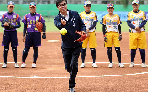 企業女壘聯賽總冠軍系列戰陳其邁開球  嘉南鷹2勝1負領先黃蜂