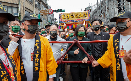 青山宮備鹹光餅 蔡英文扶轎蓋「四個不同意」