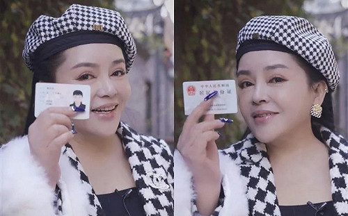 台原住民歌手千百惠定居成都 秀中國身分證 激動直喊 :「祖國好大」