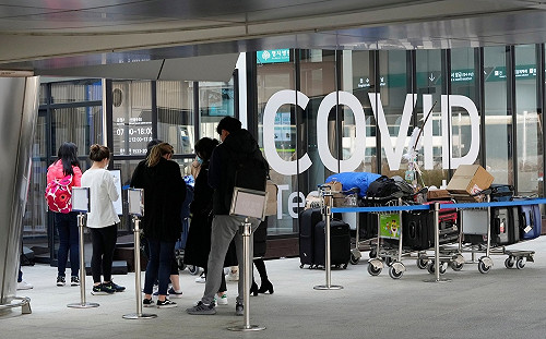 疫情隨假期人潮爆發 美單日確診破20萬例 專家警告 : 很快就達50萬例