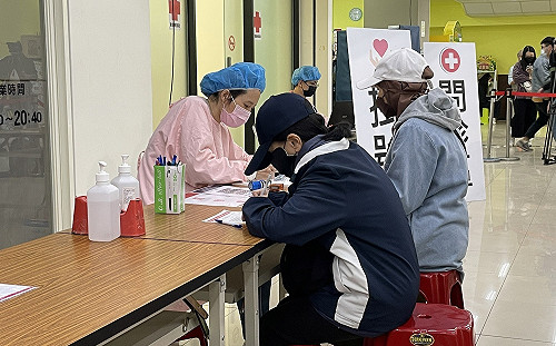 111年起高中以下教師入校 應完整接種或快篩陰性