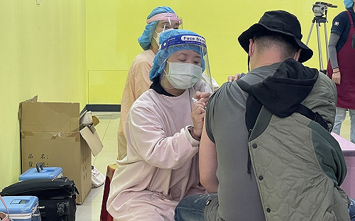 柯文哲憂賣場設接種站安全性 侯友宜：安全絕對沒問題