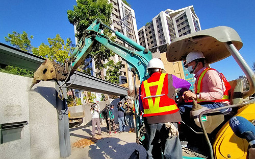 顏家「817公保地」違建自拆大限 招待所「幾」夷為平地