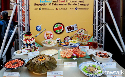 友邦食材融合台南辦桌特色菜 黃偉哲偕友邦駐台大使品嚐