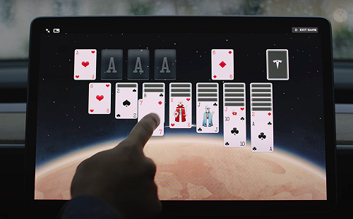 特斯拉娛樂系統遭調查！車輛行進間將禁止乘客玩遊戲