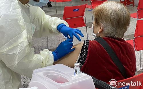 丹麥107萬人研究證實 長者接種XBB安全有效！疾管署籲儘速施打