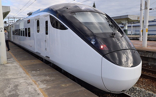 EMU3000列車「沒杯架」飲料易打翻！台鐵：下半年完成改善