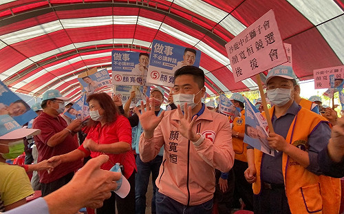 中二補選》媒體天天攻擊父子 標哥：就算跌倒也要抓一把沙回來