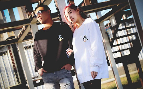 修成正果？鳳梨甜曬與「秘書」歐菈合照 網嗨：女方無名指才是重點