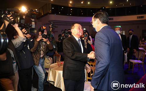 同場出席吳舜文新聞獎頒獎典禮  朱立倫侯友宜握手互動成焦點