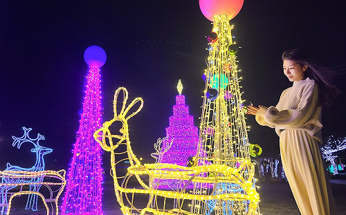 一秒出國去！異國感爆棚的新北河濱聖誕光雕