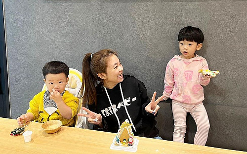 蔡桃貴聽童話Podcast問「喉嚨不痛嗎？」二伯笑翻曝理由 網：太可愛