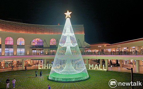 麗寶耶誕樹點燈 集團捐30萬元替家扶孩童募禮物