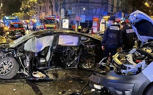 特斯拉失控暴衝釀1死20傷！初步調查無技術故障跡象