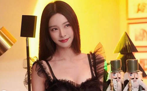 「鋼琴女神」超貼緊身褲送福利！「下身激凸」網熱議