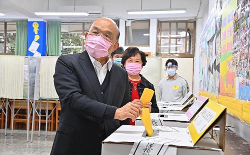 公投關係台灣前途!蘇貞昌上午八時偕妻投票籲「有票要投」