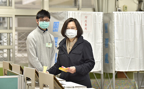 蔡英文總統今早投票  呼籲國人投下四個不同意