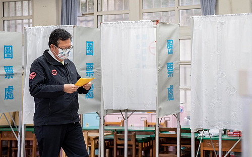 鄭文燦一早現身投票 籲所有選民把握投票讓台灣走向世界 