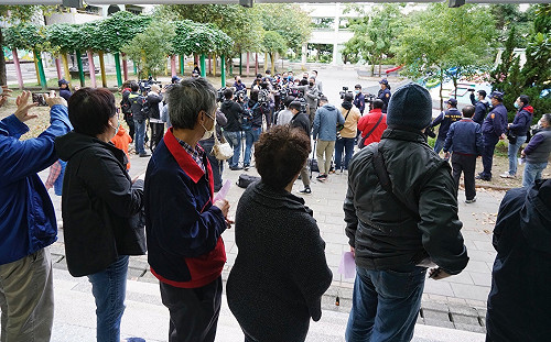 現場直擊》表達人民意志  民眾冒寒排隊 票投四大公投