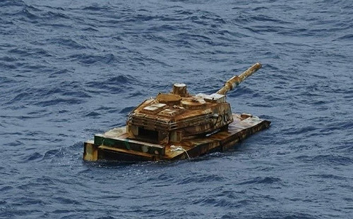 為什麼不會沉? 南海驚現神秘漂浮坦克 印尼軍方嘗試打撈失敗