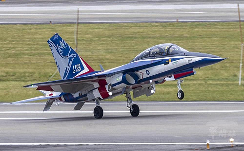 接裝後首度亮相 新式高教機「勇鷹號」將成我國主力教練機