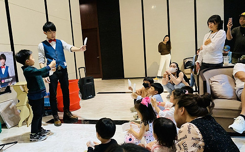 新北歡樂耶誕城 魔術表演前進疫苗接種站