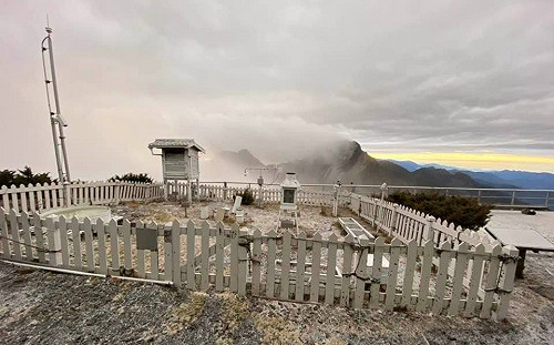 鄭明典分享玉山飄小雪照片 氣象局：持續11分鐘未積雪