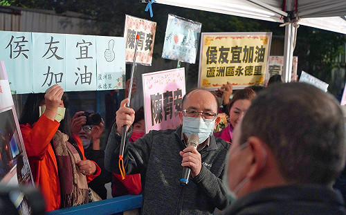 水岸絶美光雕 新北鴨母港彩虹瀑布底家啦