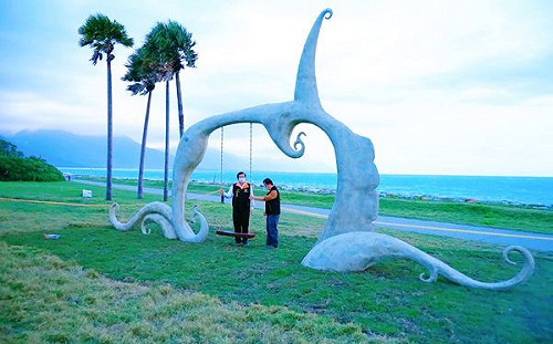 盪鞦韆賞無敵海景！花蓮七星潭新打卡景點超吸睛