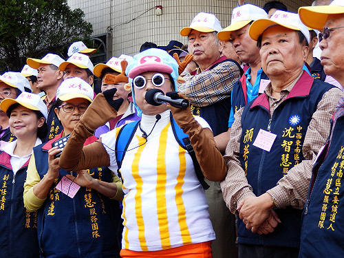 立委號次抽籤 候選人搏吸睛各出奇招