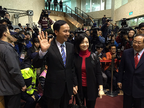 蔡穿灰西裝 宋打橘領帶 朱帶高婉倩現身辯論