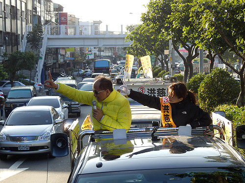 陪同掃街 游錫堃：盼洪慈庸在國會做好做滿