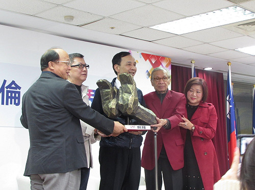 綠廣告「跟著孩子走」 挺朱藝人：年輕人懂屁啊