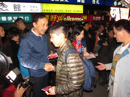 攜妻東區送暖包 朱立倫盼多接觸年輕人