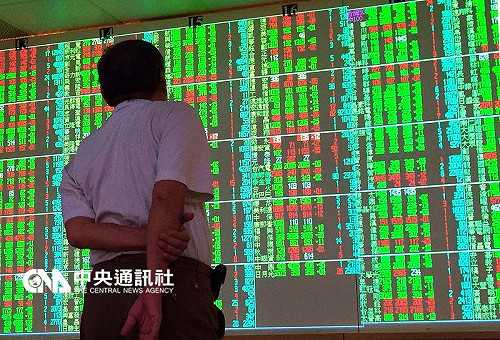 台股新年破8200 中國股市重挫致提前收盤