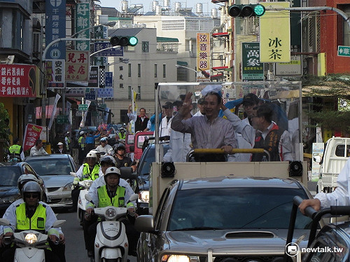 朱立倫屏東雪恥 陪王進士掃街反應熱烈