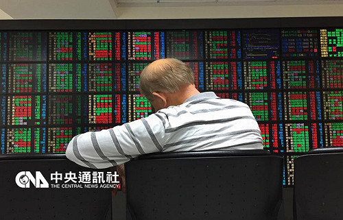 疑蘋果業績欠佳 台股跌破8千點