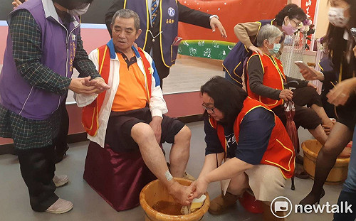 嘉義養女病癒圓夢 為養父洗腳、做蛋糕