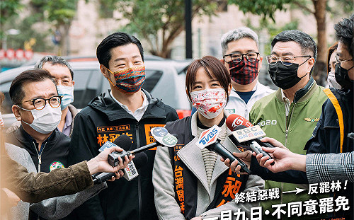 夫妻同心！林昶佐偕妻Doris掃街 籲「1月9日站出來.反對惡質罷免」