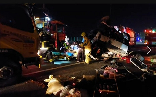 國道1號嘉義民雄段聯結車大貨車擦撞 釀1死2傷