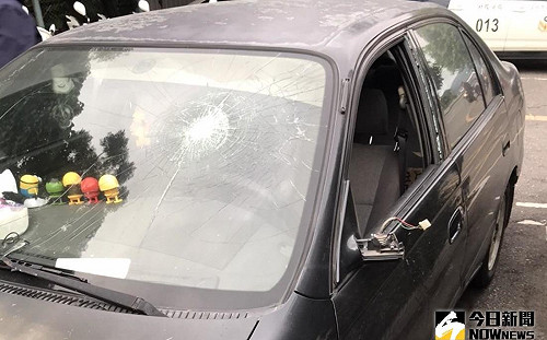疑因2萬元債務！10惡煞警所前砸車