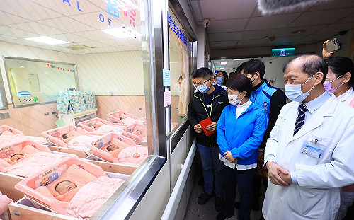 中市生育津貼今年起倍增為2萬 盧秀燕親送元旦寶寶紅包