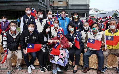 參加2022元旦升旗 黃敏惠、黃永欽相見歡