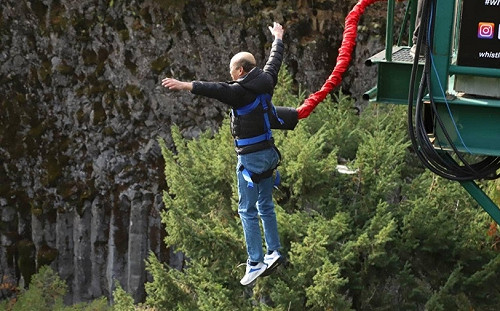 韓國瑜元旦po高空彈跳舊照 綠粉專忙做梗圖狠酸