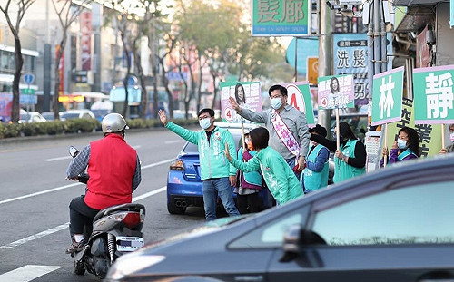 中二補選》「比打自己的選戰還緊張」 林佳龍透早站上烏日街口拜票