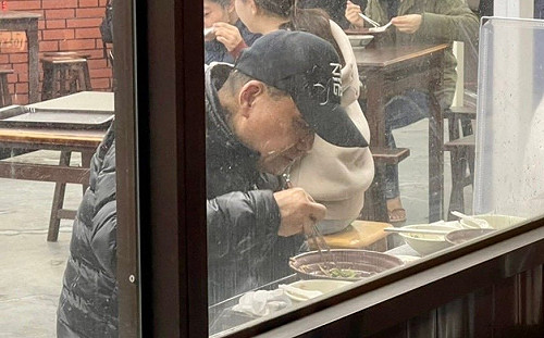 侯友宜小吃店「自拍」照惹議 掌鏡者原來「是他」…