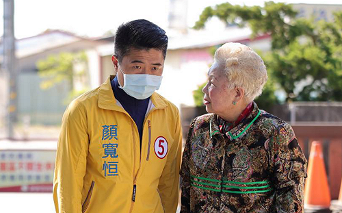 中二補選》柯爸柯媽「合體」顏寬恒 民眾黨遭疑挺黑金.中市黨部急撇
