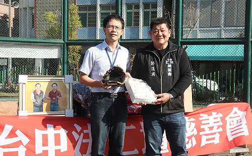 (影)浪子回頭金不換 ! 前統一獅球星郭進興攜手法仁壇慈善會返母校做公益